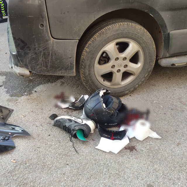 Tek teker kullandığı motosikletle minibüse çarptı, ağır yaralandı