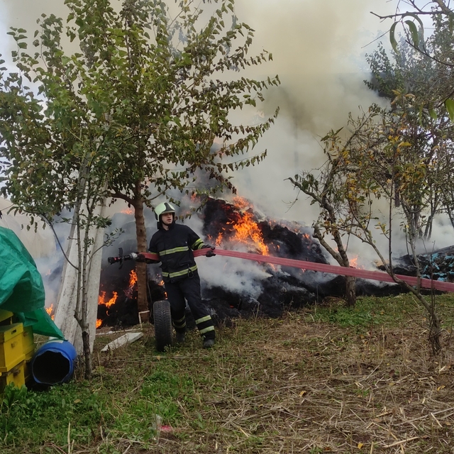Evin bahçesindeki samanlar alev alev yandı; 1 kişi dumandan etkilendi