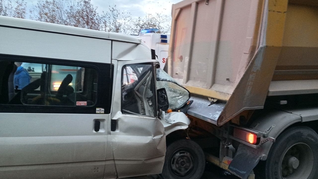 Kocaeli'de tıra çarpan minibüsteki 2 kişi yaralandı