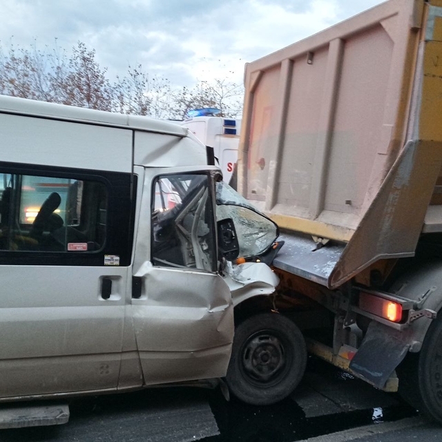 Kocaeli'de tıra çarpan minibüsteki 2 kişi yaralandı