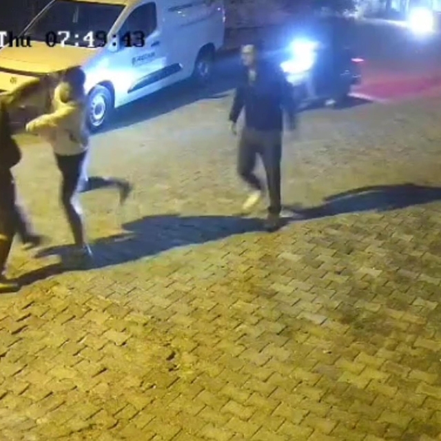 Takip ettikleri motosikletli kuryenin önünü kesip darbettiler; o anlar kame...