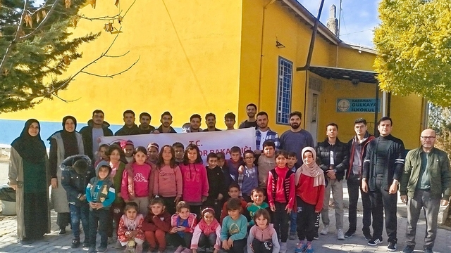 Karaman'da üniversite öğrencileri köy okulunu boyadı