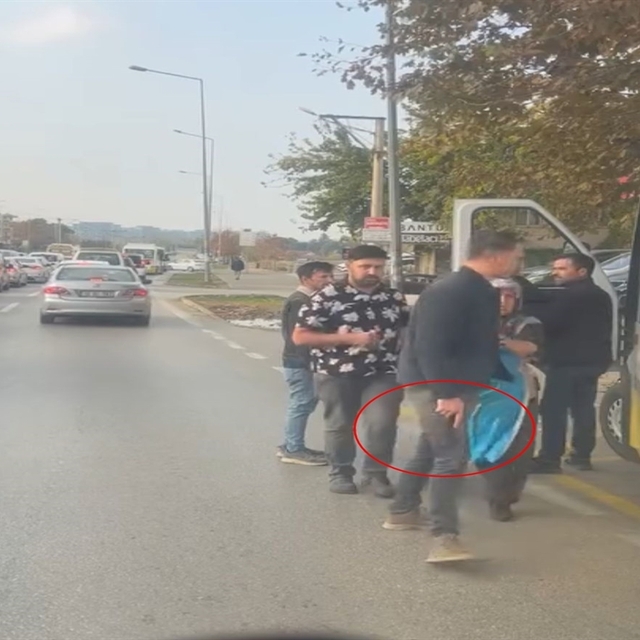 Belediye otobüsü şoförünü, durağa park ettiği otomobilinin fotoğrafını çekt...