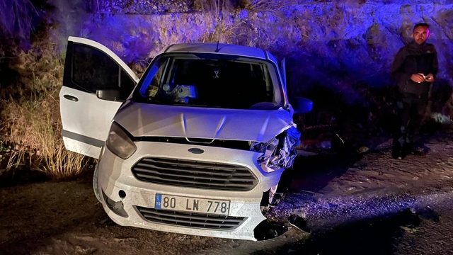 Osmaniye'de hafif ticari araç ile otomobilin çarpıştığı kazada 4 kişi yaralandı