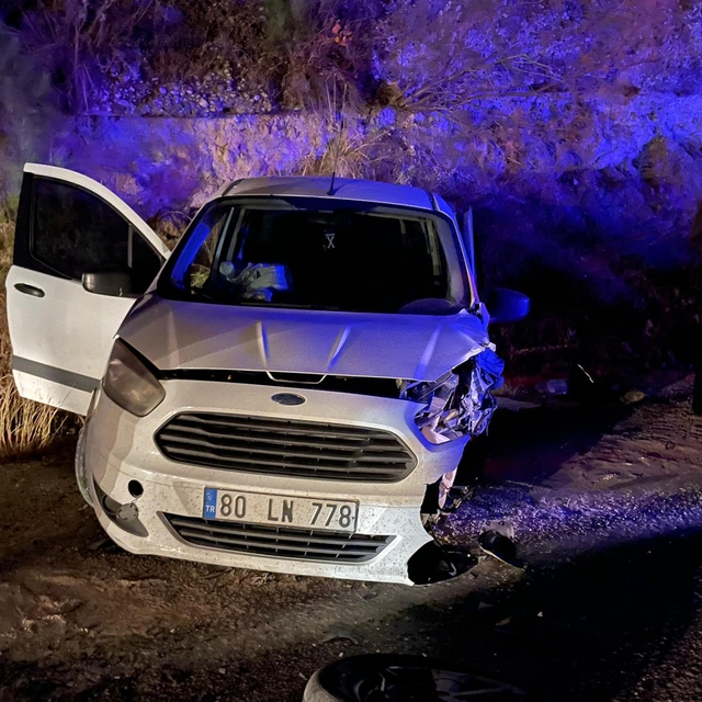 Osmaniye'de hafif ticari araç ile otomobilin çarpıştığı kazada 4 kişi yaral...
