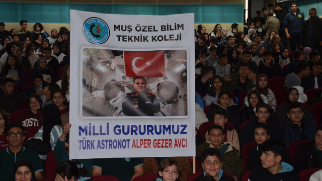 Türkiye'nin ilk astronotu Alper Gezeravcı Muş'ta öğrencilerle buluştu