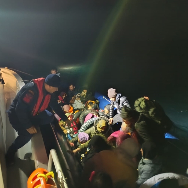 Ayvalık açıklarında 35 düzensiz göçmen yakalandı