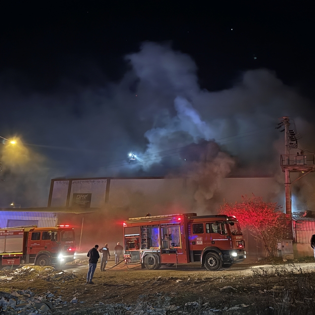 Bursa'da mobilya imalathanesinde çıkan yangına müdahale ediliyor