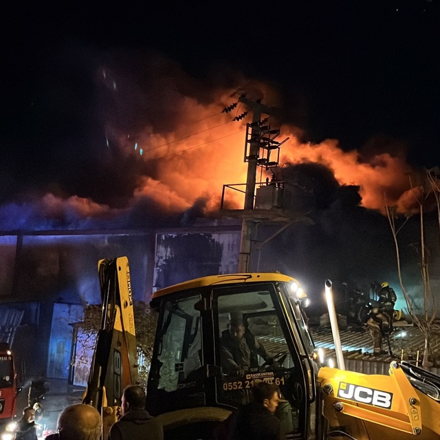 Bursa'da mobilya fabrikasında yangın