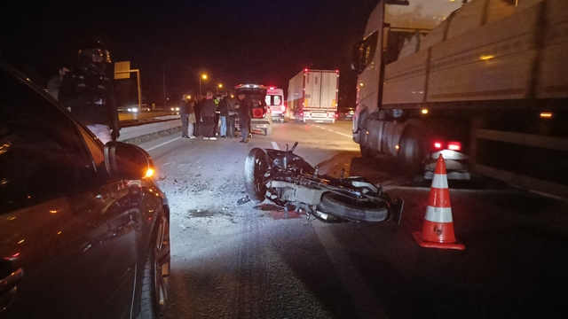 İzmit'te 3 araç kazaya karıştı; 2 yaralı