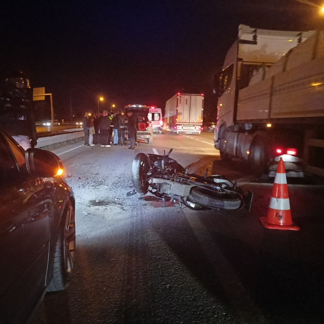 İzmit'te 3 araç kazaya karıştı; 2 yaralı