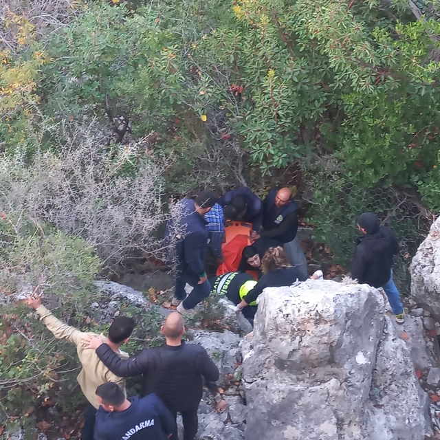 Mersin'de iterek çalıştırmayı denediği otomobili ile uçuruma düşen kişi yar...