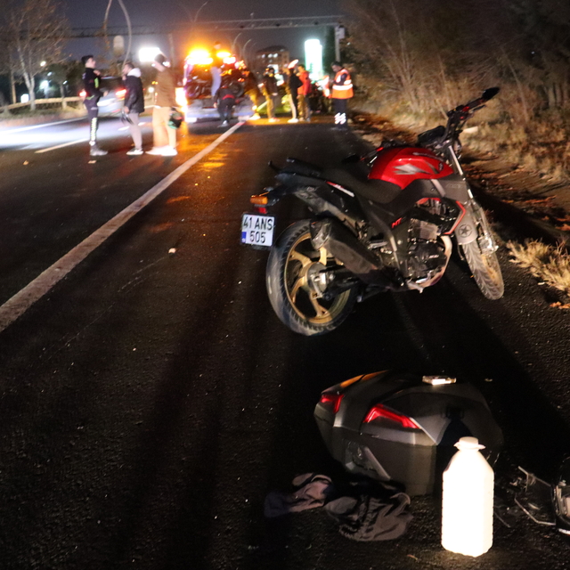 Tekirdağ'da yola devrilen aydınlatma direğine çarpan 3 motosikletin sürücüs...