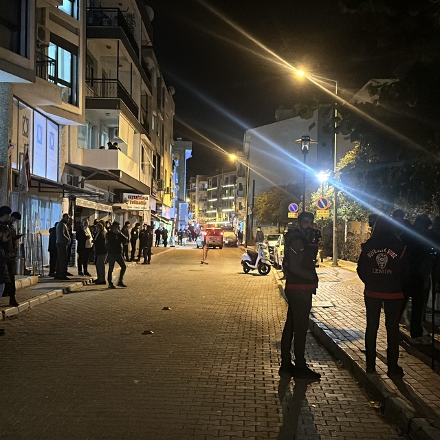 İzmir'de polis ekibine silahlı saldırı: 2'si ağır 3 yaralı (3)
