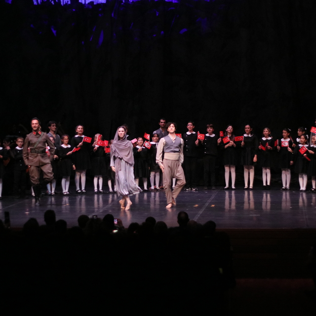 İzmir'de Atatürk ile Latife Hanım'ın evliliğini konu alan danslı anlatım sa...