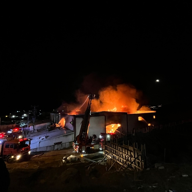 Bursa'da mobilya fabrikasında yangın (3)