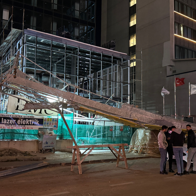 Bursa'da kuvvetli lodos yüzünden devrilen inşaat iskelesi otomobile zarar v...