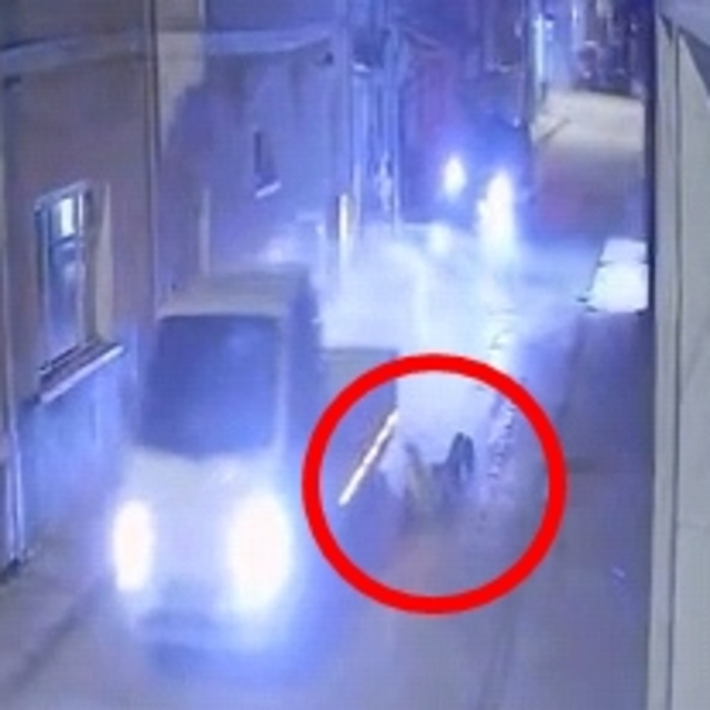 Ehliyetsiz sürücüsünün çarpıp kaçtığı trafik polisi yaralandı; kaza anı kam...