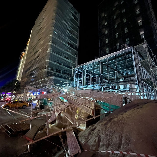 Bursa'da lodos etkili oldu; ağaçlar, tabelalar ve inşaat iskelesi devrildi