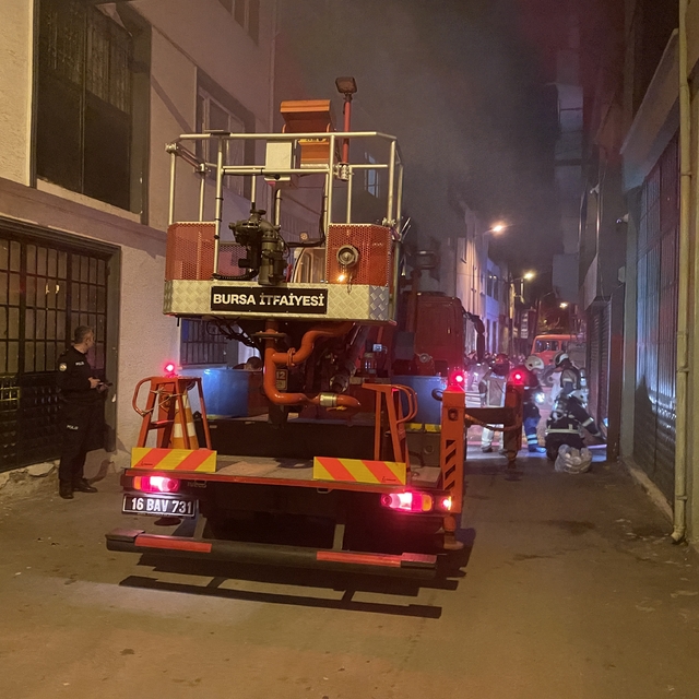 Bursa'da bir iş yeri çıkan yangında hasar gördü