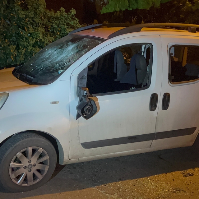 Bursa'da, tartıştığı komşusunun aracını parçaladı