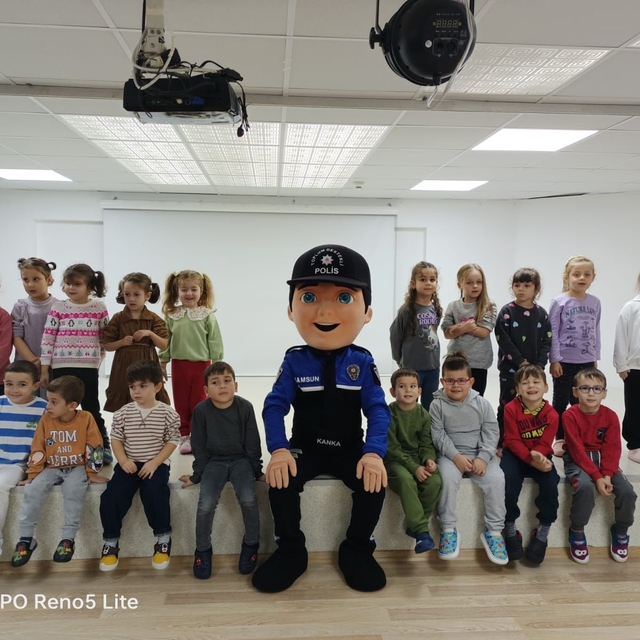 Canik'te polis, "Gelecek Sizinle Güvende Projesi" kapsamında öğrencilere eğ...