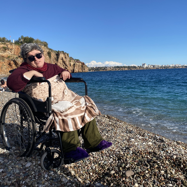 45 yıldır yatağa bağımlı yaşayan Feride'nin deniz hayali gerçek oldu