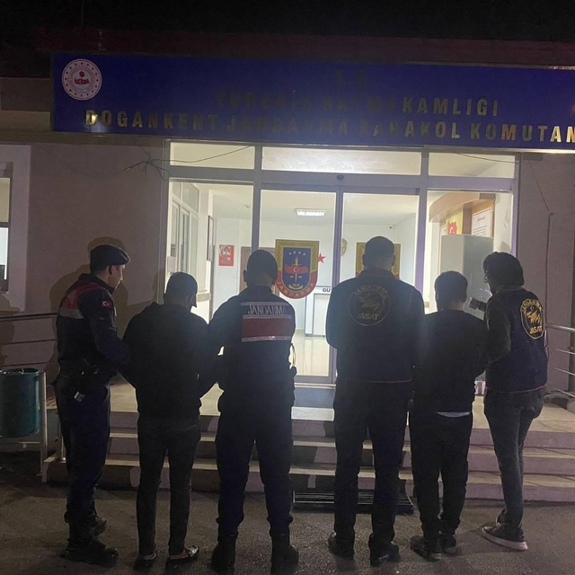 Adana'da römork çaldıkları öne sürülen 2 şüpheli yakalandı