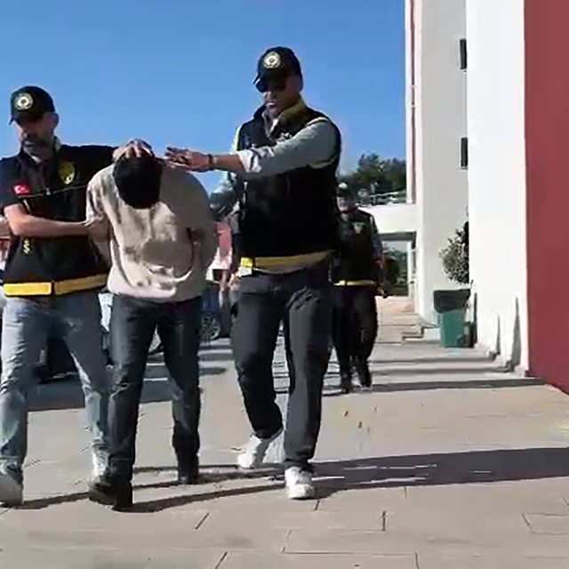 Müteahhidin ofisine Kalaşnikof ile saldırıda bulunup, 300 bin TL istediler