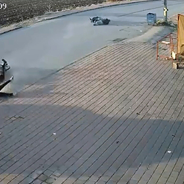 Kazada yola savrulan motosikletteki 2 kişi, otomobilin altında kaldı; o anl...