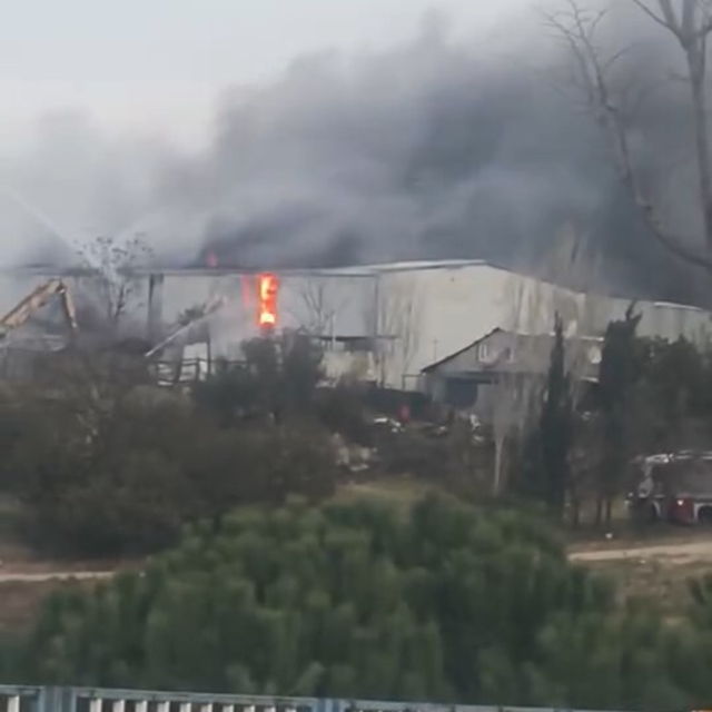 Yüksek gerilim hattından çıkan kıvılcımlar depolama alanı ve atölyede yangı...