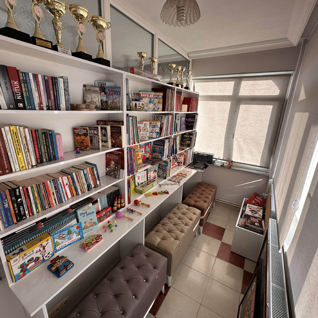 Muhtarlığın bir odasını öğrencilere ayıran Esra muhtar, eğitimlerine katkı...