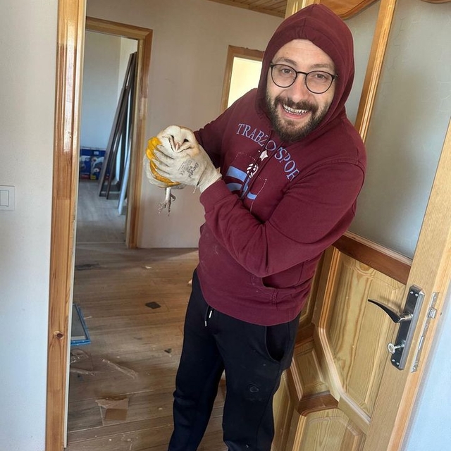 Eve giren baykuşu besledi, öperek doğaya saldı