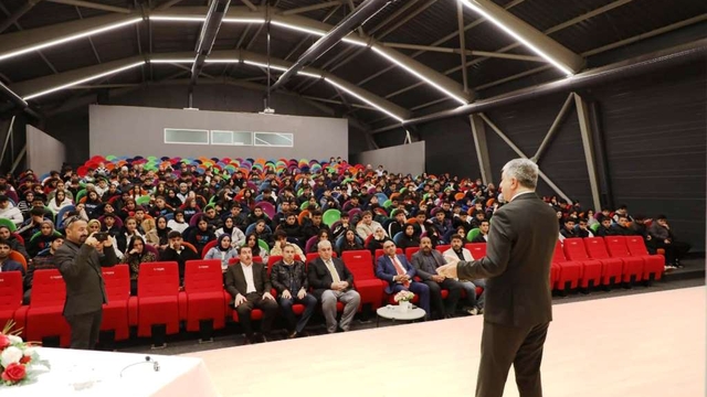 Dilovası Belediye Başkanı Ömeroğlu, Kariyer Günleri'nde öğrencilerle buluştu