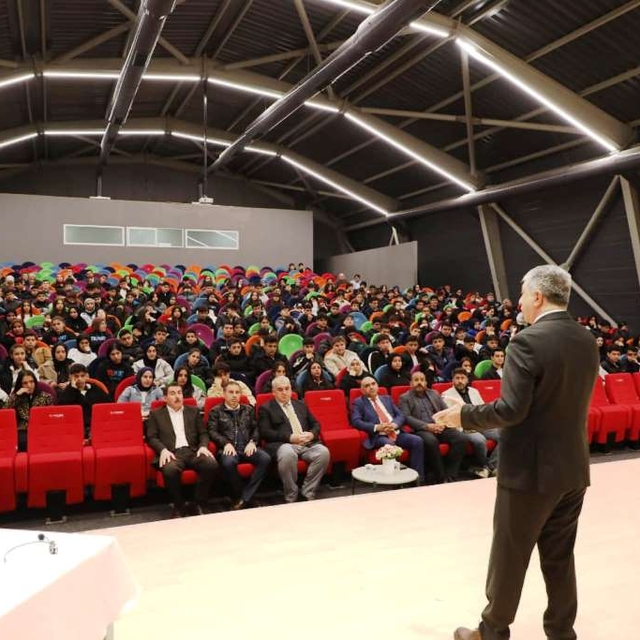 Dilovası Belediye Başkanı Ömeroğlu, Kariyer Günleri'nde öğrencilerle buluşt...