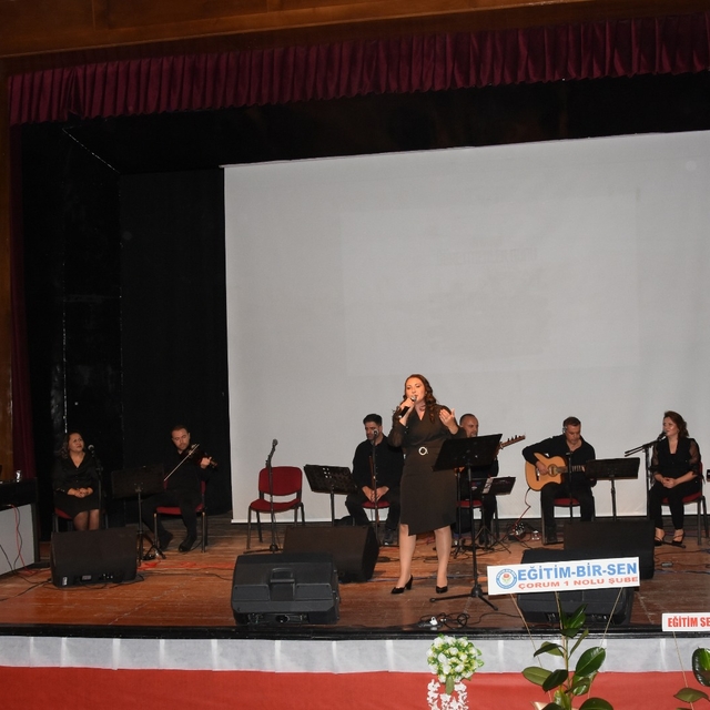 Çorum'da müziğe ilgi duyan öğretmenlerden oluşan koro konser verdi
