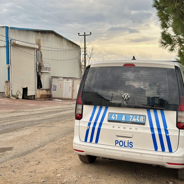 Kocaeli'de 2 iş yeri yangında hasar gördü