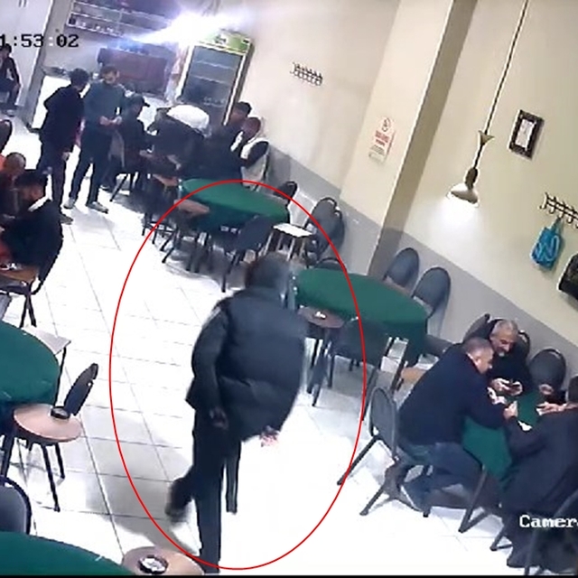 Kahvehanede oyun oynayan kişinin pompalı tüfekle vurulduğu saldırı kamerada