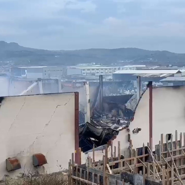 Bursa'da mobilya fabrikasında yangının yol açtığı zarar, gün ağarınca ortay...