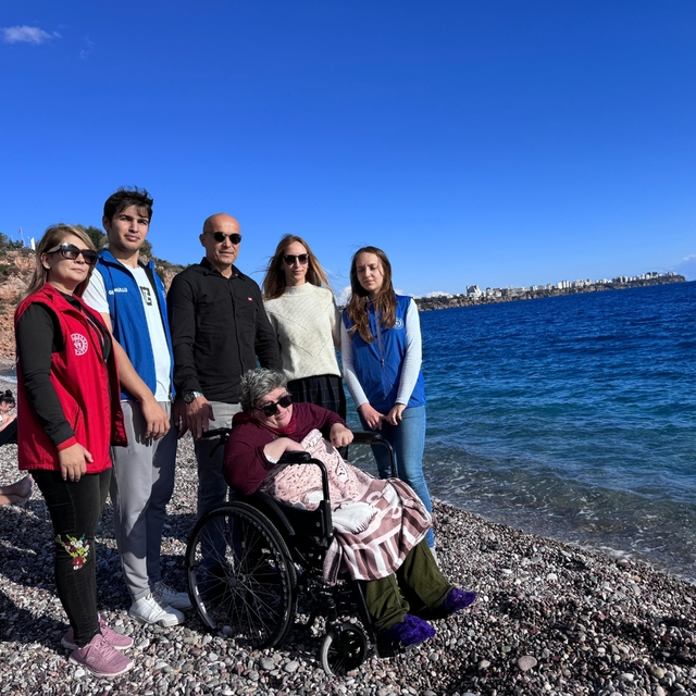 Engelli kadının deniz kenarında oturma hayali gerçeğe dönüştü