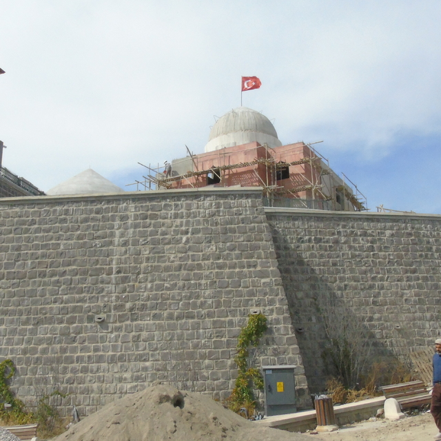 Depremde yıkılan Hazreti Ukkaşe Türbesi yeniden yapılıyor