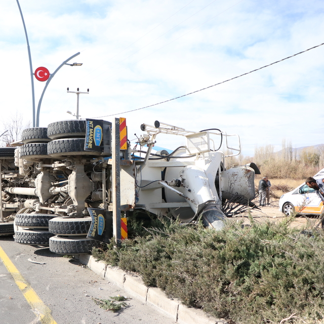 Niğde'de devrilen beton mikserindeki 2 kişi yaralandı