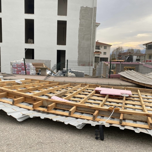 Sakarya ve Kocaeli'de fırtına günlük yaşamı olumsuz etkiledi