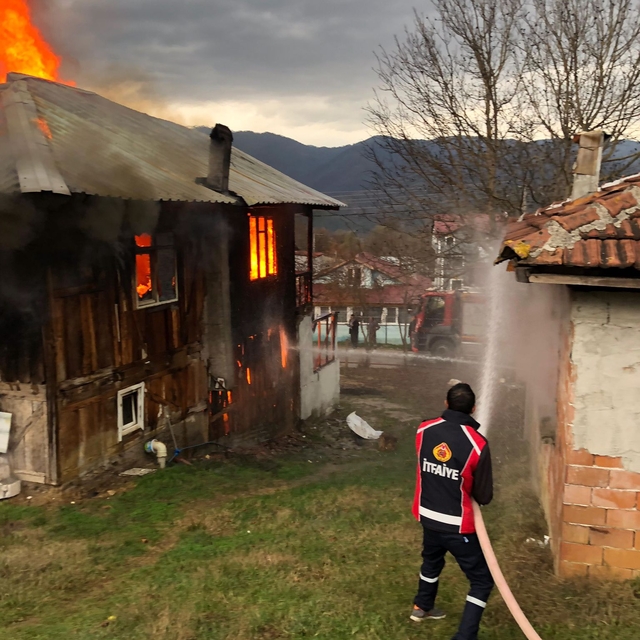 Mudurnu'da 2 katlı ahşap evde çıkan yangın söndürüldü