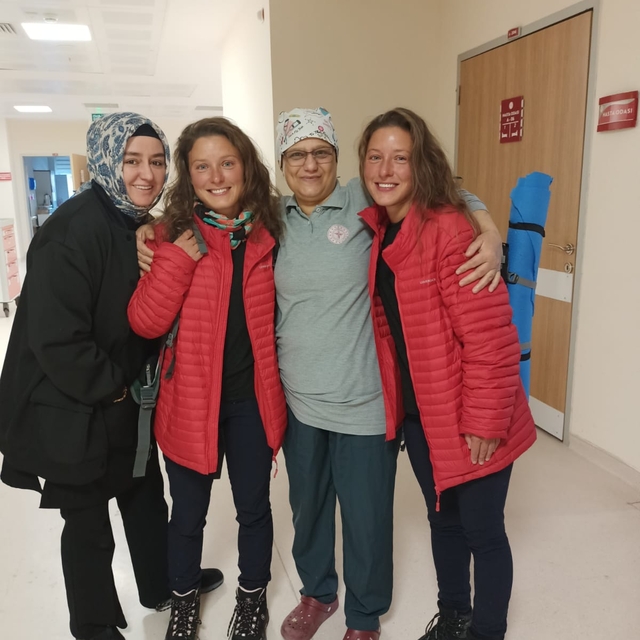 Aladağlar'da kaybolduktan 4 gün sonra bulunan Belarus uyruklu dağcı ikiz ka...