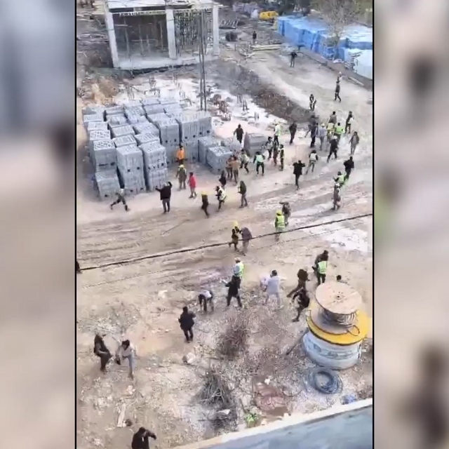 Şanlıurfa'da inşaat işçilerinin taşlı, sopalı kavgası kamerada