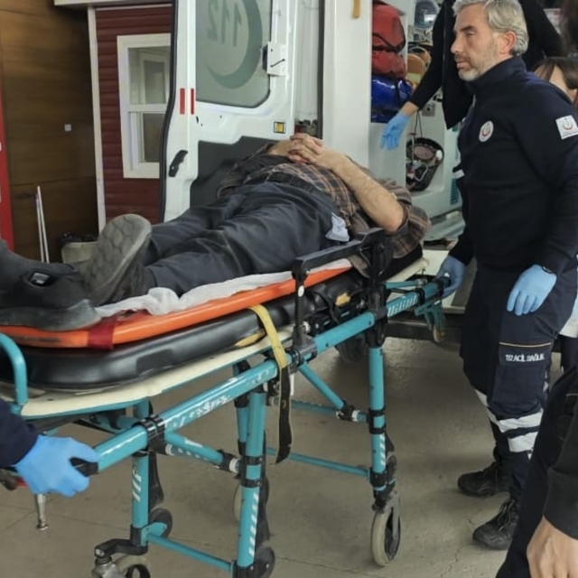 Bursa'da lodoslu havada temizlik için çıktığı çatıdan düşen kişi yaralandı