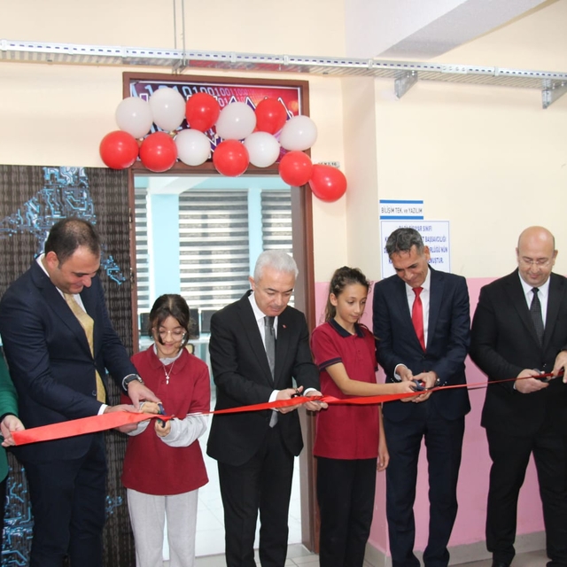 Kırklareli Cumhuriyet Başsavcılığınca oluşturulan sınıfta öğrencilere kodla...