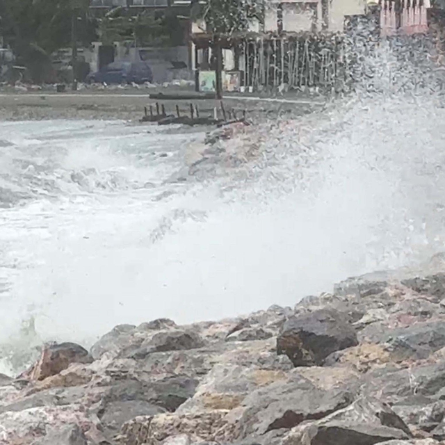 Edremit'te kuvvetli lodos; dalgaların boyu 2 metreyi buldu