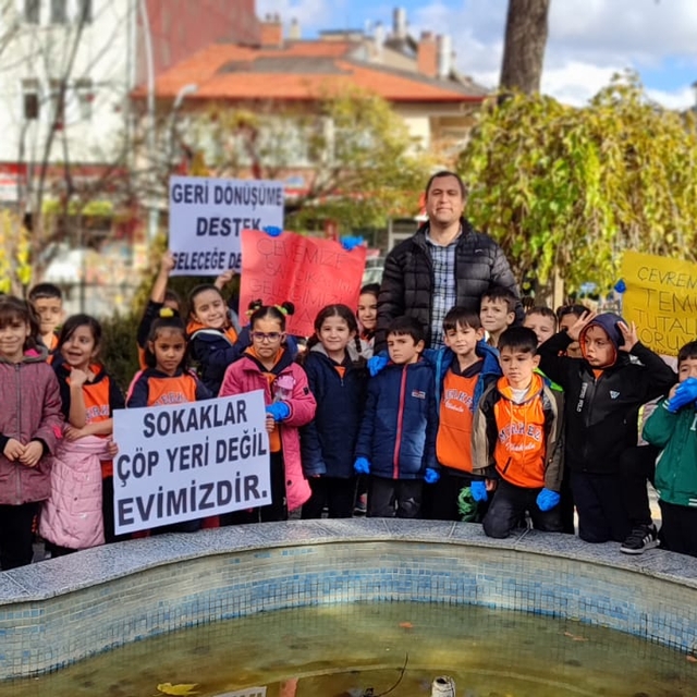 Seydişehir'de ilkokul öğrencileri çevre için yürüdü